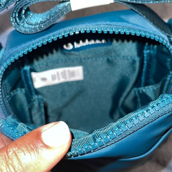 Lululemon easy access crossbody - Picture 4 of 4
